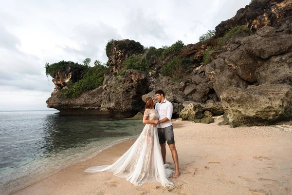 Gün batımında sahilde yeni evliler — Stok fotoğraf