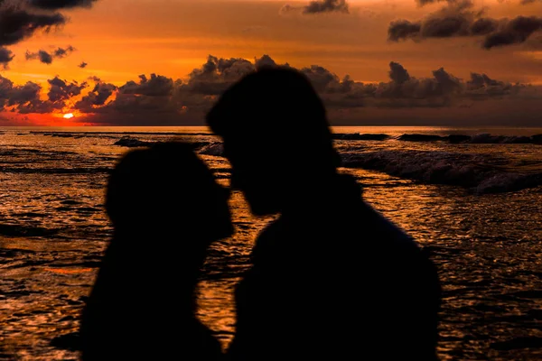 Recém-casados na praia — Fotografia de Stock