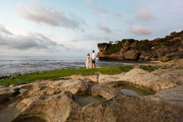 Sposi novelli sulla spiaggia al tramonto — Foto Stock