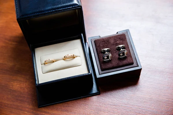 Snubní prsteny v krabici — Stock fotografie