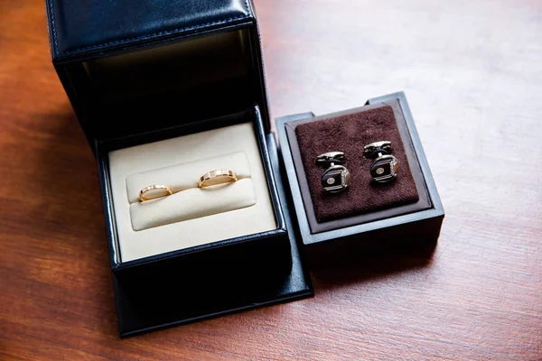 Anillos de boda en una caja — Foto de Stock