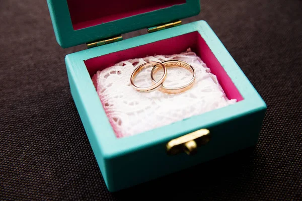 Wedding rings in a box — Stock Photo, Image