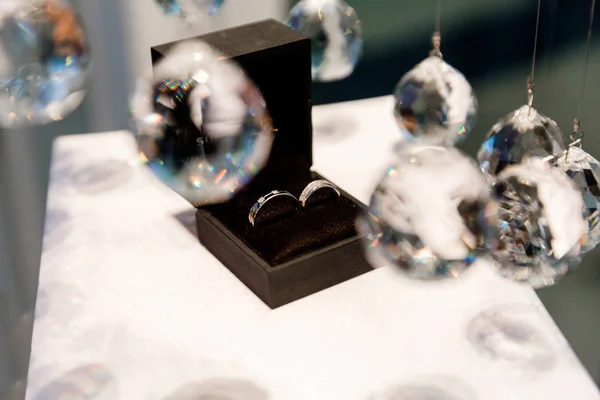 Snubní prsteny v krabici — Stock fotografie