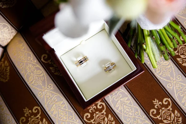 箱の中の結婚指輪 — ストック写真