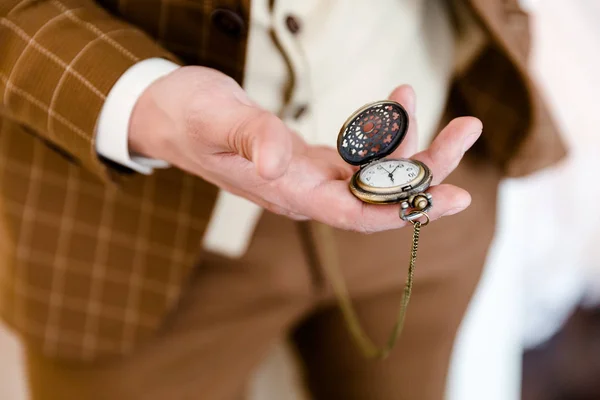 Kieszonkowy zegarek na wyciągniętej dłoni mężczyzny — Zdjęcie stockowe