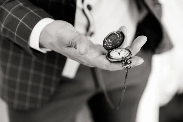 Relógio de bolso na mão de um homem — Fotografia de Stock