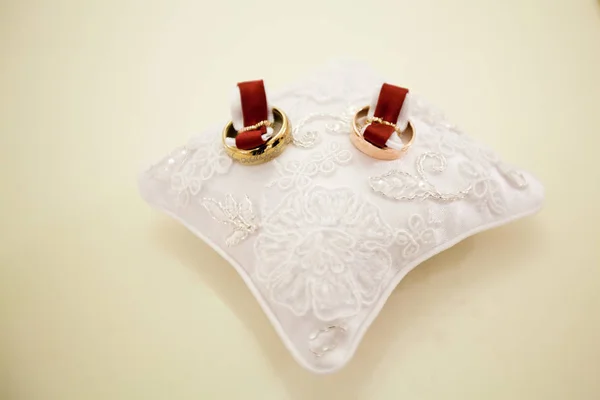แหวนแต่งงานบนหมอนสีขาว — ภาพถ่ายสต็อก