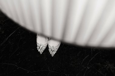 Mermer zemin üzerinde rhinestones ile kadın ayakkabı Toecap