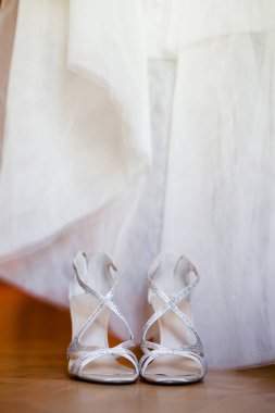 Gelinliğin bulanık arka planında kadın ayakkabıları.