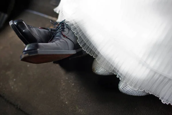 Nohy nevěsty a ženicha v botách — Stock fotografie