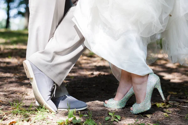 Pieds de la mariée et marié dans les chaussures — Photo