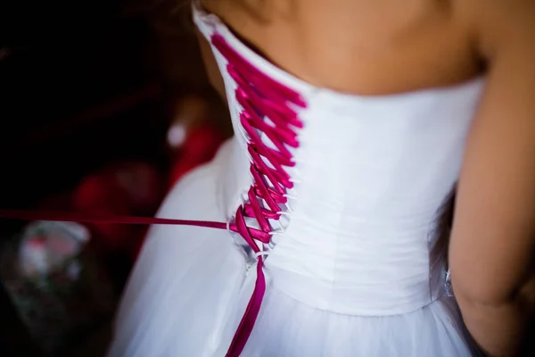 Шнуровка свадебного платья . — стоковое фото
