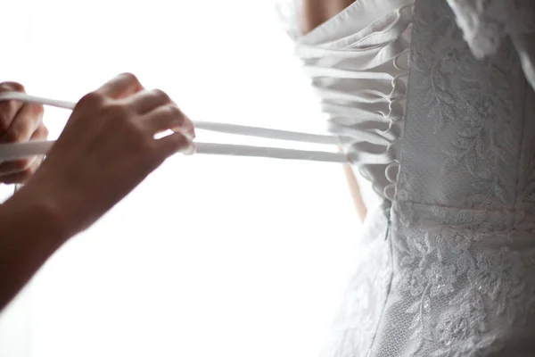 Allacciare l'abito da sposa . — Foto Stock