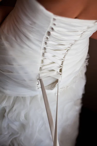 Lacing o vestido de noiva . — Fotografia de Stock