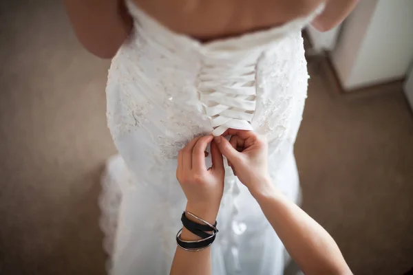 Sznurowanie suknia ślubna. — Zdjęcie stockowe