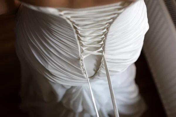 Lacer la robe de mariée . — Photo