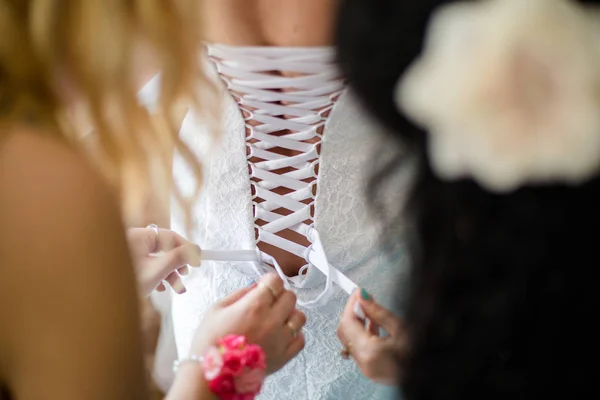 Lacing o vestido de noiva . — Fotografia de Stock