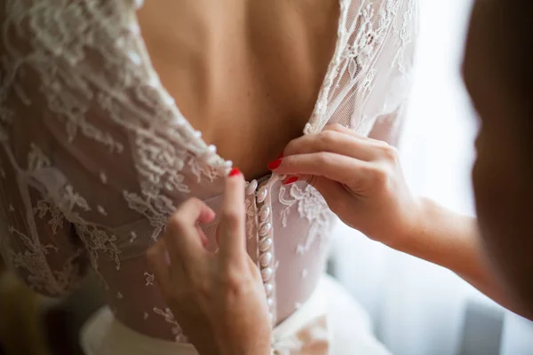 Clasp wedding dress. — Stock Photo, Image
