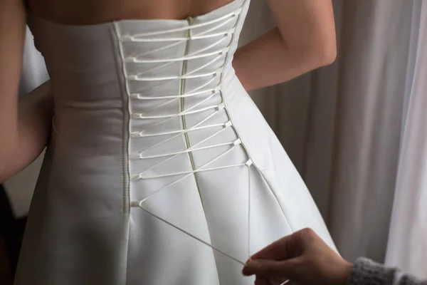 Lacing o vestido de noiva . — Fotografia de Stock