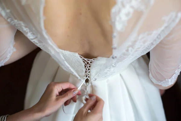 Lacing o vestido de noiva . — Fotografia de Stock