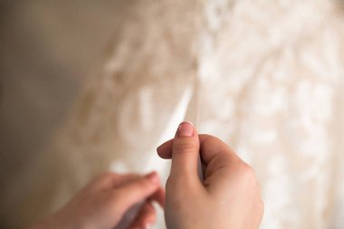 Kadınların elleri bir gelinlik kadar dantel