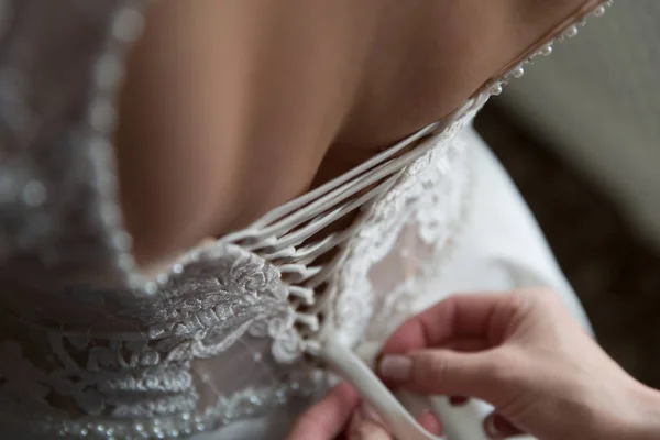 Lacing o vestido de noiva . — Fotografia de Stock