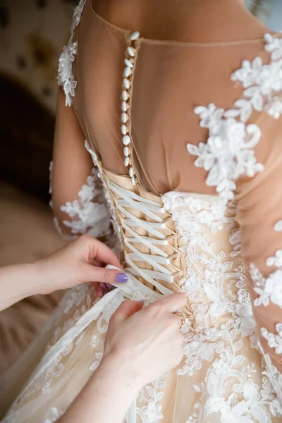 Lacing o vestido de noiva . — Fotografia de Stock