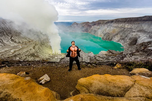 Jonge man in de krater van een vulkaan — Stockfoto