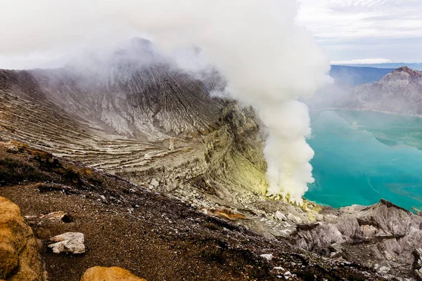 Een schot van de krater van de vulkaan Ijen — Stockfoto