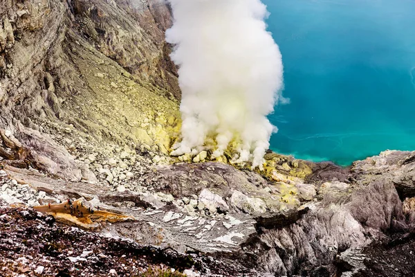 Een schot van de krater van de vulkaan Ijen — Stockfoto