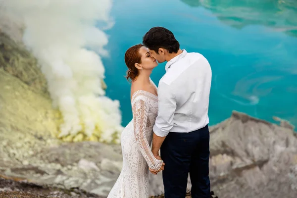 Recém-casados na cratera de um vulcão — Fotografia de Stock