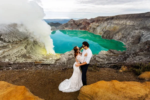Jonggehuwden in de krater van een vulkaan — Stockfoto