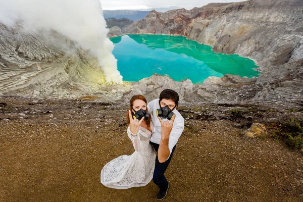 Jonggehuwden in de krater van een vulkaan — Stockfoto