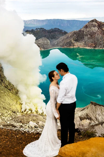 Recién casados en el cráter de un volcán —  Fotos de Stock
