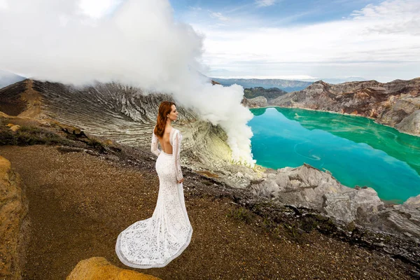 Bruid in een vulkanische krater — Stockfoto