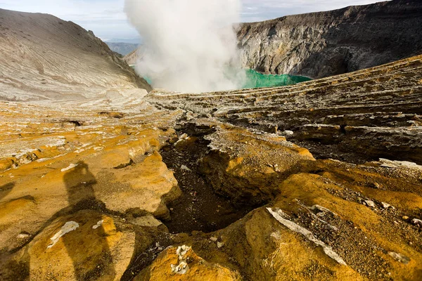 Een schot van de krater van de vulkaan Ijen — Stockfoto