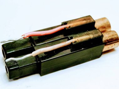 Beyaz arka plan üzerinde yalıtılmış çakmak bir parçası