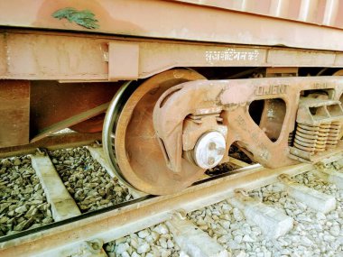 Bir trenin tekerleğinin yakından görünümü