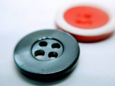 Beyaz arka planda yalıtılmış siyah ve kırmızı düğme