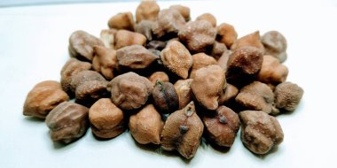 Beyaz arkaplanda siyah nohutlar izole