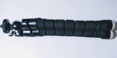 Beyaz arka plan üzerinde siyah tripod