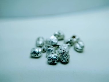 Kakule beyaz arkaplanda izole edildi