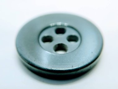 Beyaz arka planda siyah bez düğmesine yakın