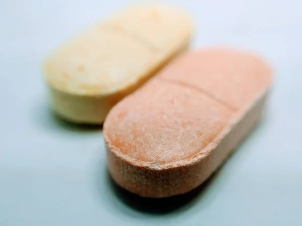 Pillole Colorate Sfondo Bianco — Foto Stock