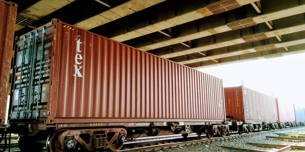 Tren vagonlarına yüklenmiş konteynırlar.