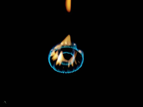 Koyu arka planda gaz sobası yanma