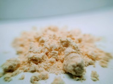 Gram un beyaz arka plan üzerinde izole