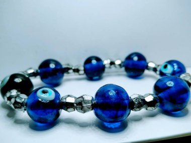 Beyaz arka planda izole edilmiş el bileziği