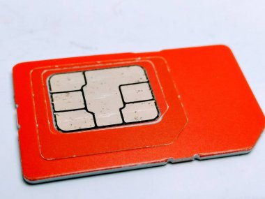 Beyaz arka planda cep telefonu sim kartı