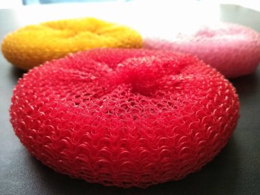 Koyu arka plan üzerinde plastik önlük